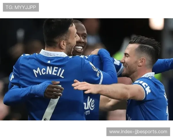 巴西前锋罗克引英超热刺与切尔西关注转会战火升级